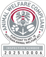 Siegel mit Adler und Pfotenabdruck, Text: "Animal Welfare Compliant, Pursuant to Art. 18 Austrian Animal Welfare Act."