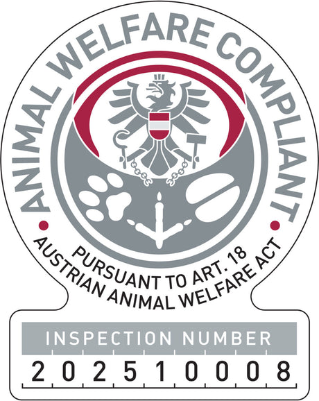 Rundes Siegel mit Adler-Emblem und Text "Animal Welfare Compliant" sowie Inspektionsnummer 202510008.