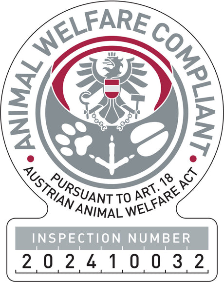 Rundes Siegel mit Adler, Schriftzug "Animal Welfare Compliant", Nummer "202410032", graue und rote Details.