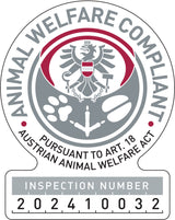 Rundes Siegel mit Adler, Schriftzug "Animal Welfare Compliant", Nummer "202410032", graue und rote Details.