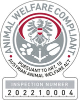 Siegel mit Adler, Pfotenabdrücken und Text "Animal Welfare Compliant, Pursuant to Art.18 Austrian Animal Welfare Act" sowie Inspektionsnummer 202210004.
