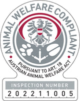 Tierwohl-Logo mit Adler, Pfotenabdrücken und Text "Animal Welfare Compliant" sowie Nummer 202211005.