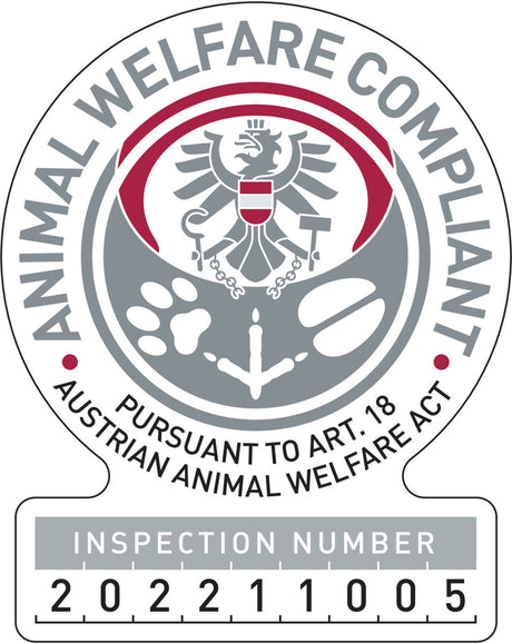 Tierwohl-Logo mit Adler, Pfotenabdrücken und Text "Animal Welfare Compliant" sowie Nummer 202211005.