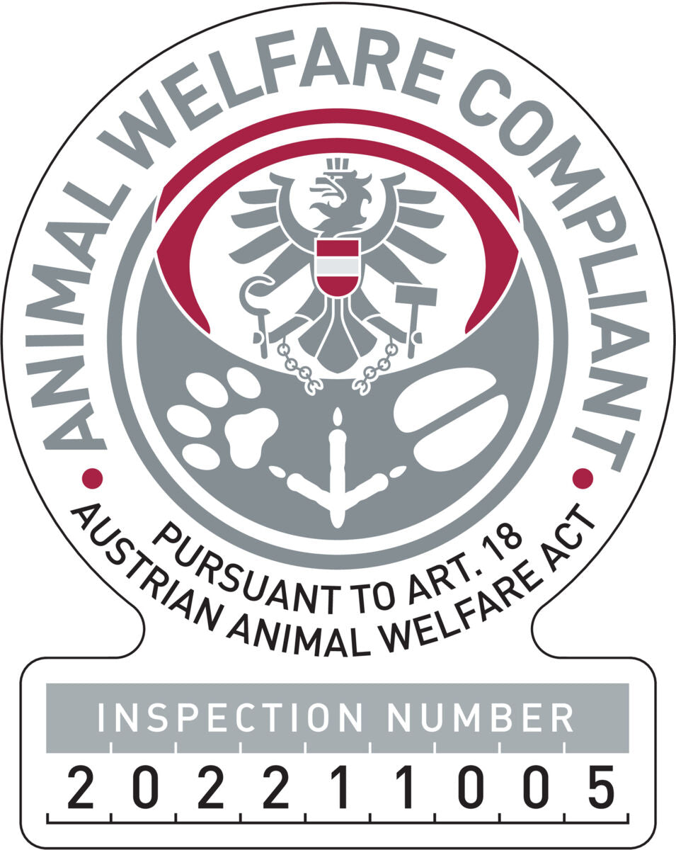 Tierwohl-Logo mit Adler, Pfotenabdrücken und Text "Animal Welfare Compliant" sowie Nummer 202211005.