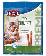 Verpackung für Katzenleckerlis der Marke Trixie, mit Abbildung einer Katze, der Text lautet "Stick Quintett mit Geflügel und Leber".