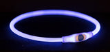 Leuchtendes blaues Halsband mit rundem Design auf schwarzem Hintergrund.