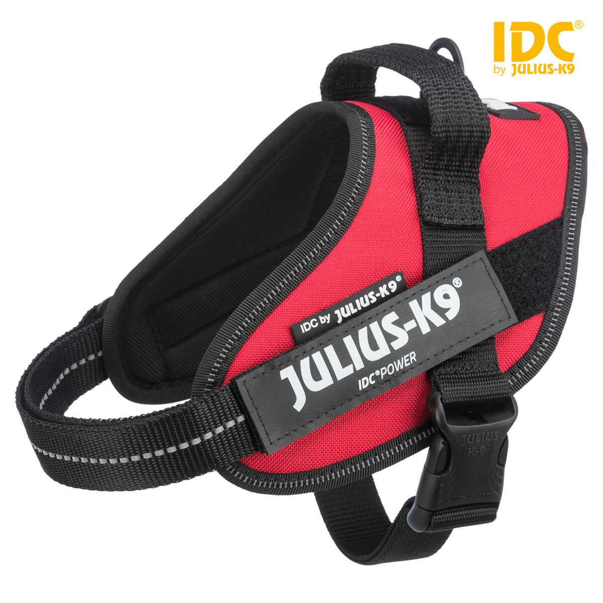 Rotes Julius-K9 Hundegeschirr mit schwarzem Rand und schwarzer Schnalle, seitlich mit aufgenähtem Label.