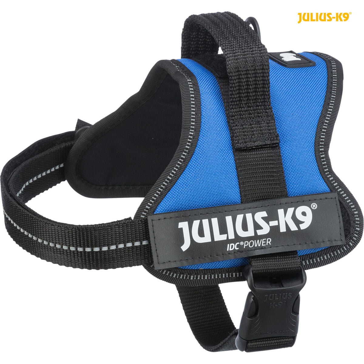 Blaues Geschirr mit schwarzen Riemen und weißem Aufdruck "Julius-K9", Clipverschluss vorne sichtbar.
