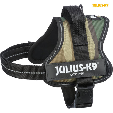 Hundegeschirr mit Camouflage-Muster und schwarzem Riemen, Markenlogo "JULIUS-K9" sichtbar auf der Vorderseite.