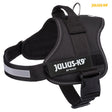 Schwarzes Geschirr mit dem Schriftzug "JULIUS-K9 IDC®POWER" und reflektierenden Elementen, robustes Design.