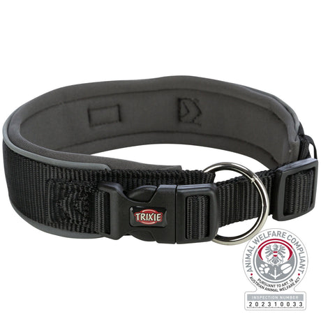 Schwarzes Halsband mit Schnalle und D-Ring, Text "TRIXIE", Tierwohl-Zertifikat sichtbar.