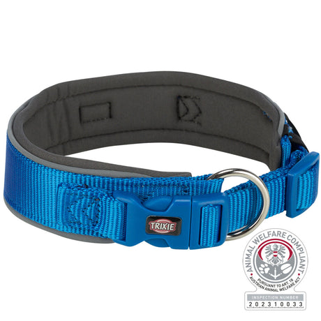 Blaues Hundehalsband mit Schnalle und Ring, Trixie-Logo, graue Polsterung, Tierschutz-Logo mit Nummer.