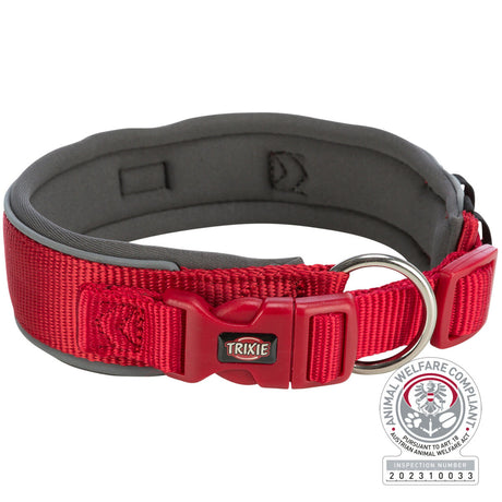 Rotes Halsband mit Plastikschnalle und Metallring, trägt das Logo "Trixie", daneben tierfreundliches Siegel sichtbar.