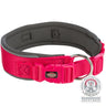 Rotes Hundehalsband mit Schnalle und Metallschlaufe, Markenname "Trixie", Tierschutz-Zertifikat sichtbar.