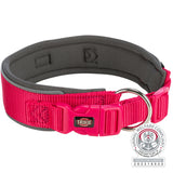 Rotes Hundehalsband mit Schnalle und Metallschlaufe, Markenname "Trixie", Tierschutz-Zertifikat sichtbar.