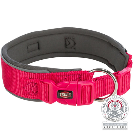 Rotes Hundehalsband mit Schnalle und Metallschlaufe, Markenname "Trixie", Tierschutz-Zertifikat sichtbar.
