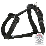 Schwarzes Hundegeschirr mit einstellbaren Riemen und Schnallen, daneben ein Siegel mit "Animal Welfare Compliant".