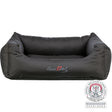 Schwarzes rechteckiges Bett mit gesticktem Schriftzug "Samoa Vital"; Aufdruck "Animal Welfare Compliant" sichtbar.