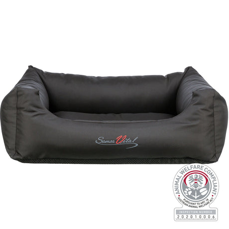 Schwarzes rechteckiges Bett mit gesticktem Schriftzug "Samoa Vital"; Aufdruck "Animal Welfare Compliant" sichtbar.