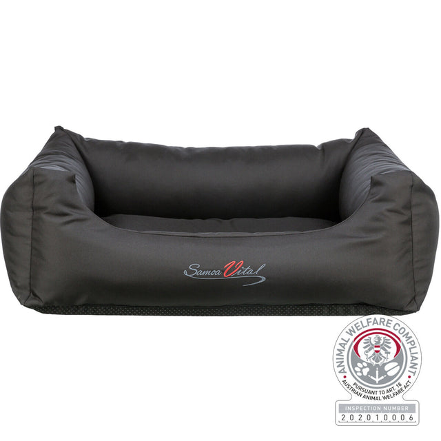 Schwarzes rechteckiges Bett mit gesticktem Schriftzug "Samoa Vital"; Aufdruck "Animal Welfare Compliant" sichtbar.