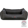 Schwarzes rechteckiges Bett mit gesticktem Schriftzug "Samoa Vital"; Aufdruck "Animal Welfare Compliant" sichtbar.