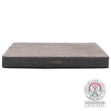 Rechteckiges, graues Tierbett mit weicher Oberfläche und sichtbarem „Animal Welfare Compliant“-Zertifikat.