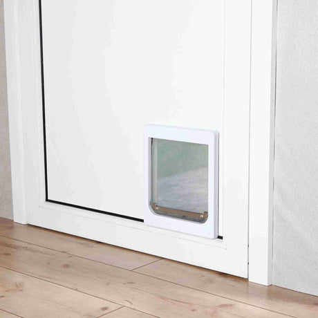 Weiße Tür mit eingebauter rechteckiger Katzenklappe aus Kunststoff, Boden mit hellen Holzpaneelen.
