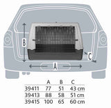 Transportbox für Tiere mit Gittertür vor Auto-Silhouette, Maße A: 77-100 cm, B: 51-65 cm, C: 43-60 cm.