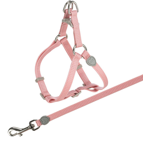 Rosa Katzen-Geschirr aus Stoff mit silbernen Metallringen und passender Leine mit Hakenverschluss.