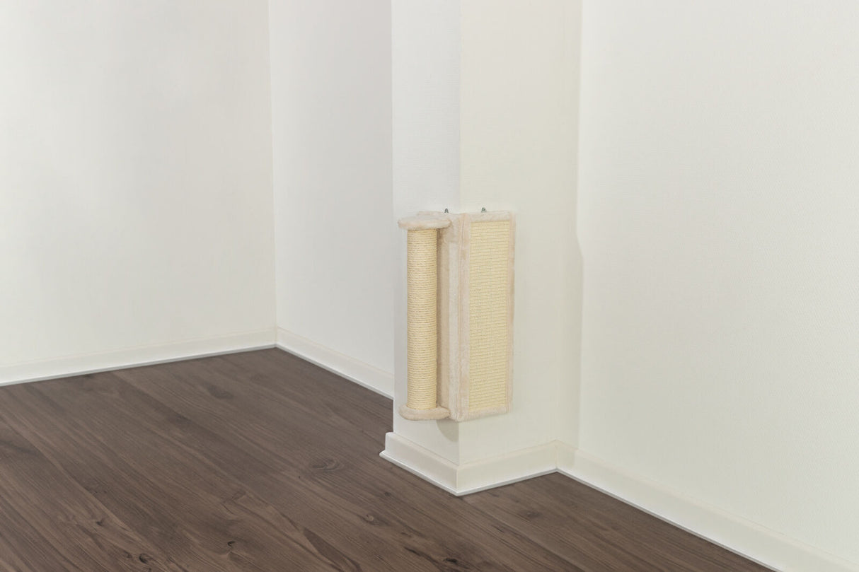Kratzbrett aus hellem Material an einer Ecke einer weißen Wand montiert, dunkler Holzboden sichtbar.
