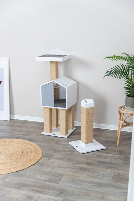 Katzenkratzturm aus hellem Holz mit Sisalstämmen, zwei Plattformen und einem Würfelhaus in modernem Raum.