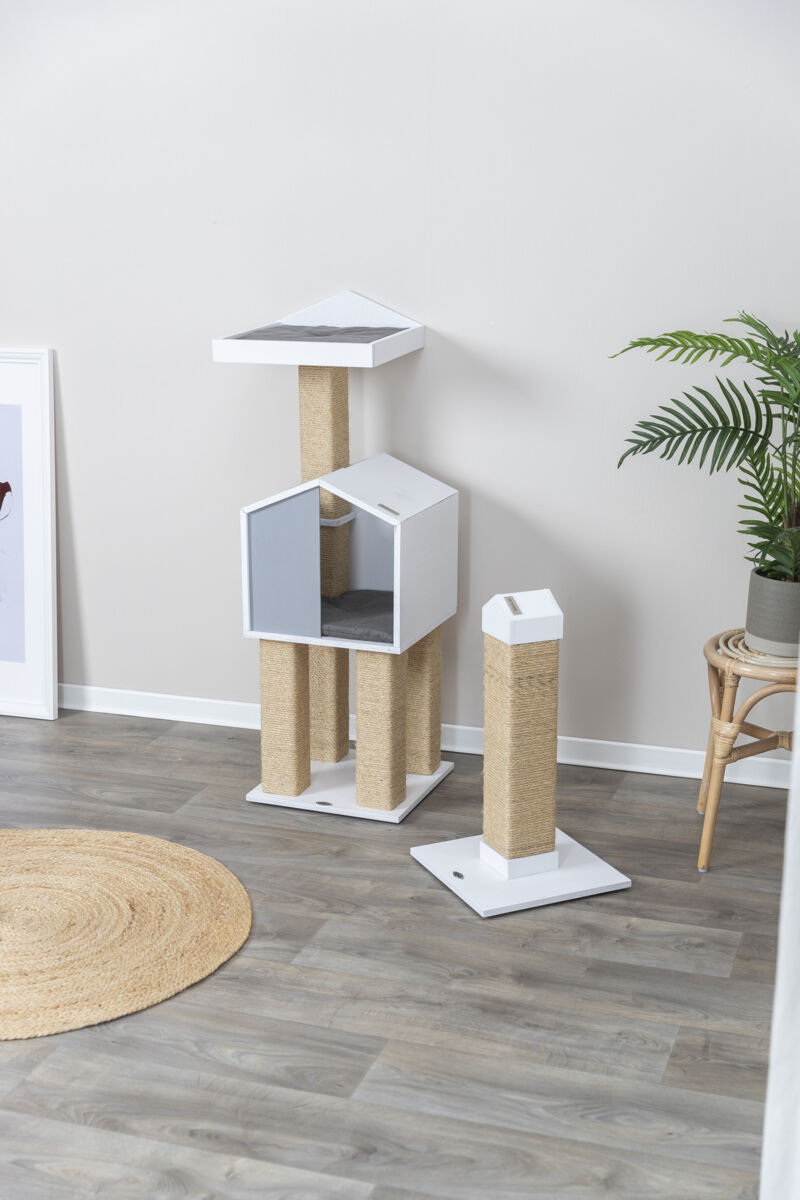 Katzenkratzturm aus hellem Holz mit Sisalstämmen, zwei Plattformen und einem Würfelhaus in modernem Raum.