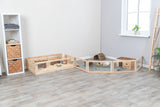 Holzgehege mit Käfig und Tunnel auf Laminatboden neben einem weißen Regal, im Gehege sind zwei Meerschweinchen.