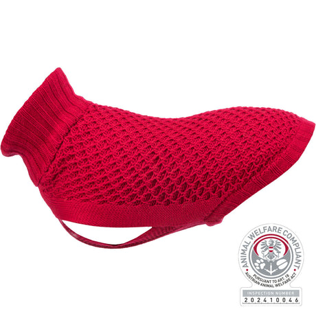 Roter gestrickter Hundemantel mit strukturierter Oberfläche und Rollkragen, neben einem Siegel für Tierschutzkonformität.