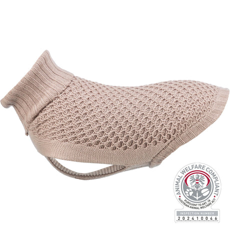 Beiger Strick-Hundemantel mit Turtle-Neck-Design, V-Ausschnitt für Vorderbeine, Tierwohl-Zertifikat sichtbar.