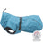 Blauer Hundemantel mit schwarzem Verschluss und reflektierendem Streifen, etikettiert als "Animal Welfare Compliant".