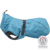Blauer Hundemantel mit schwarzem Verschluss und reflektierendem Streifen, etikettiert als "Animal Welfare Compliant".
