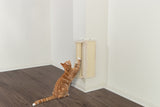 Eine orangefarbene Katze kratzt an einer beigen Kratzsäule, die an der Ecke einer weißen Wand befestigt ist.