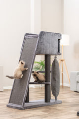 Kratzbaum in Grau mit zwei Kätzchen, eines klettert die schräg gestellte Fläche hoch, während das andere sitzt.