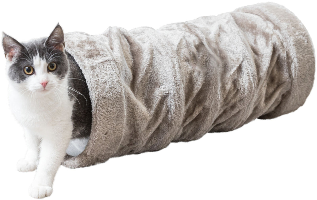 Eine schwarz-weiße Katze schaut aus einem grauen, weichen Tunnel hervor.