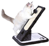 Eine weiße Katze benutzt eine schwarze und beige Kratzstation mit geneigter Fläche und Pfotenmuster auf der Basis.