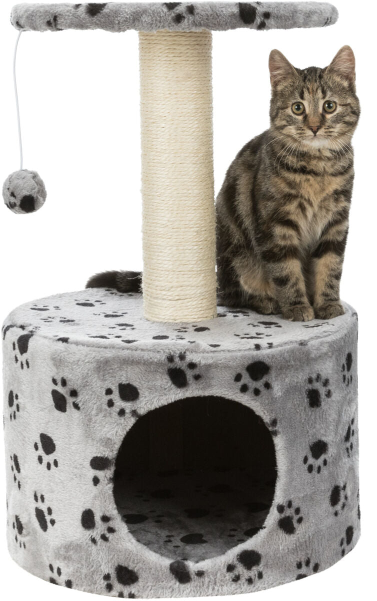 Katzenturm mit grau-schwarzen Pfotenmustern und Sisal-Säule, darauf sitzt eine getigerte Katze.
