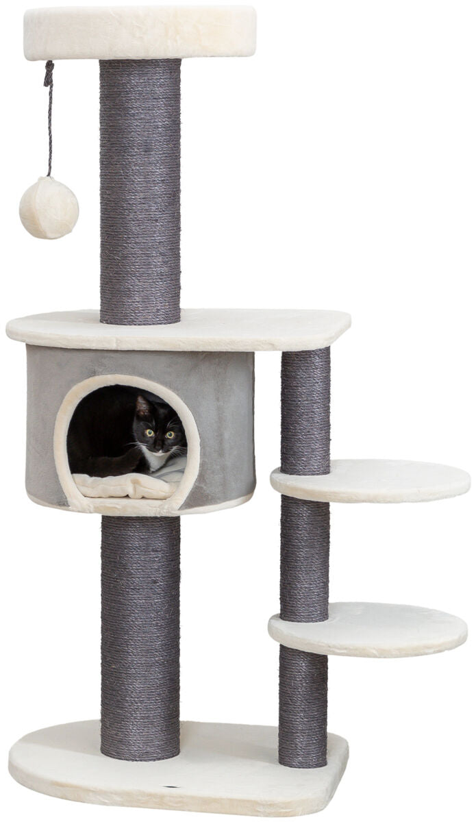 Kratzbaum mit beigem und grauem Stoff, mehreren Ebenen, einer Höhle und einer Katze auf einem unteren Plateau.