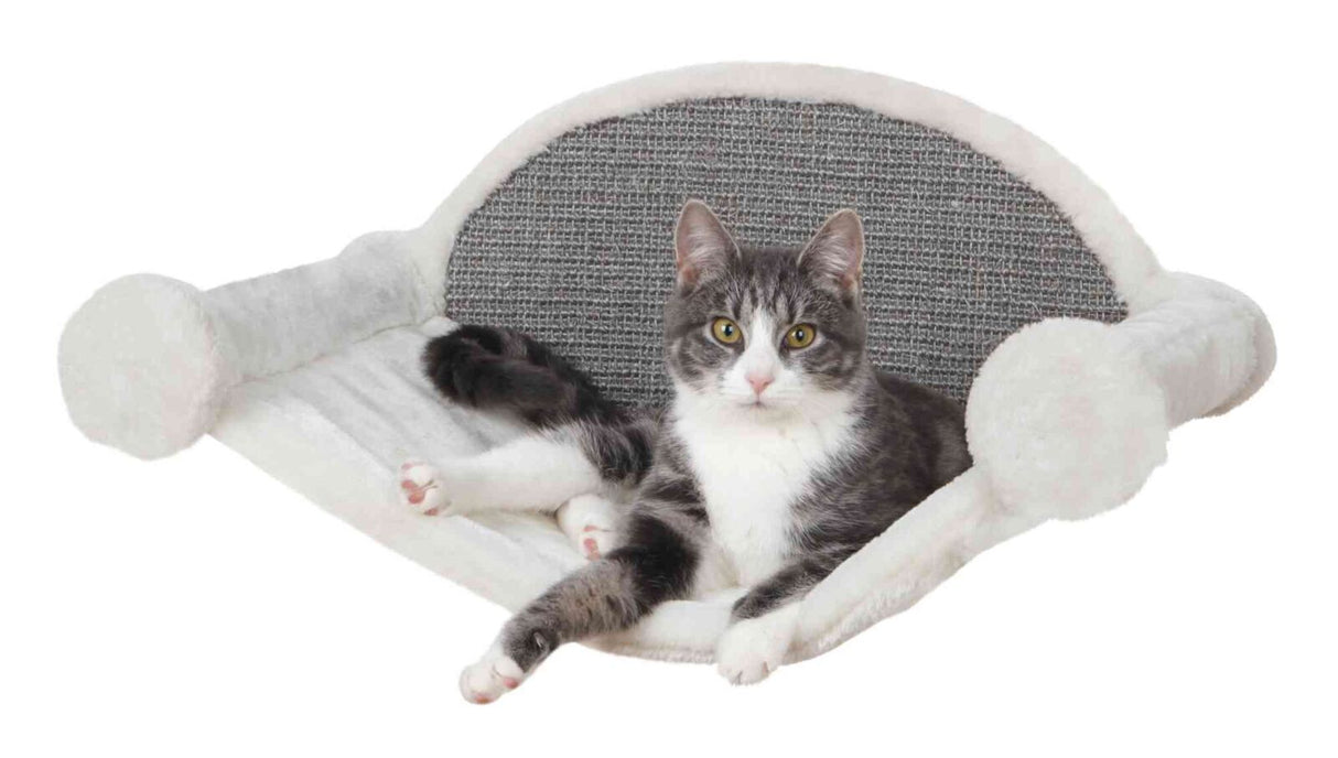 Eine graue Katze liegt auf einer Katzensitzfläche mit weicher, beiger Umrandung und grauer, texturierter Rückwand.
