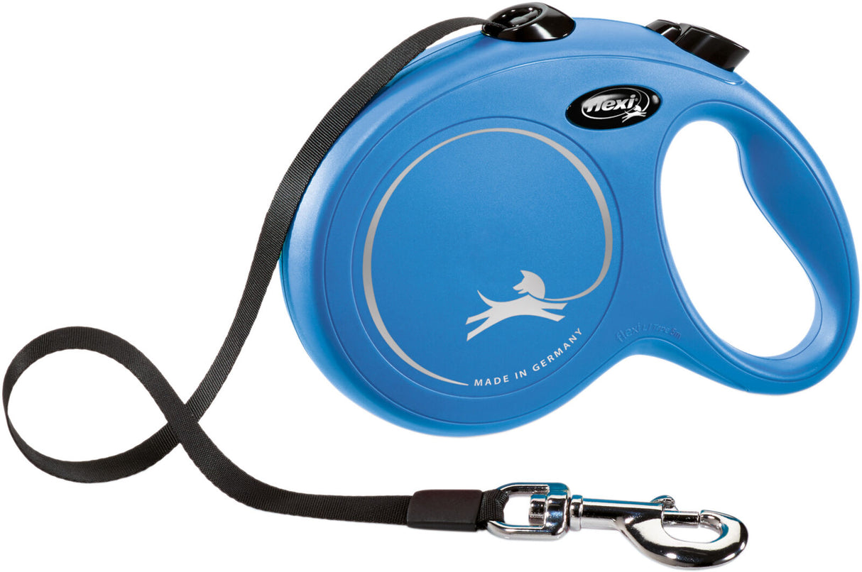 Blaue ausziehbare Hundeleine mit schwarzem Gurtband und silbernem Karabinerhaken, Aufdruck "Made in Germany".