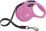 Rosa Hundeleine mit schwarzem Band und verchromtem Karabinerhaken, Markenlogo und Silhouette eines Hundes.