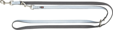 Graues Hundeleine mit blauem Streifen und Metallkarabinerhaken, rutschfestes Material, Marke Trixie sichtbar.