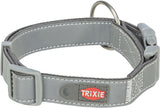 Graues Hundehalsband mit reflektierenden Nähten und einem roten Logo mit der Aufschrift "TRIXIE".