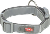 Graues Hundehalsband mit reflektierenden Nähten und einem roten Logo mit der Aufschrift "TRIXIE".