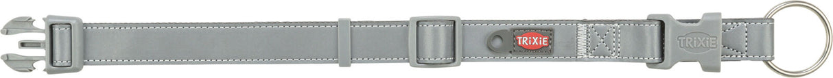 Graues Hundehalsband mit Schnalle, Ring und der Aufschrift "Trixie", detailreiche Nähte sichtbar.